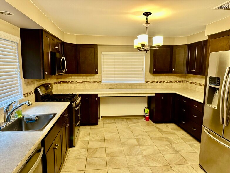 More Photos Of 37 W Haddon Ave, Oaklyn Sorority Fraternity House For Lease