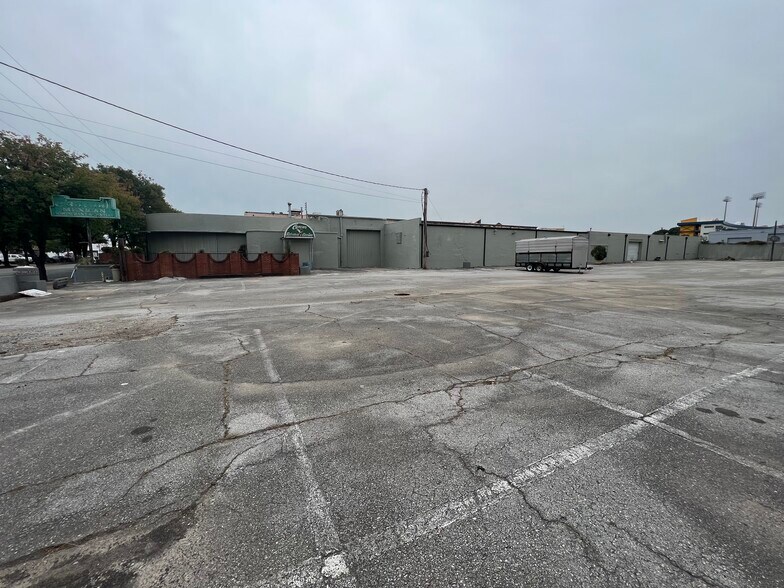 More Photos Of 1809 Broad St, Chattanooga General Retail For Sale