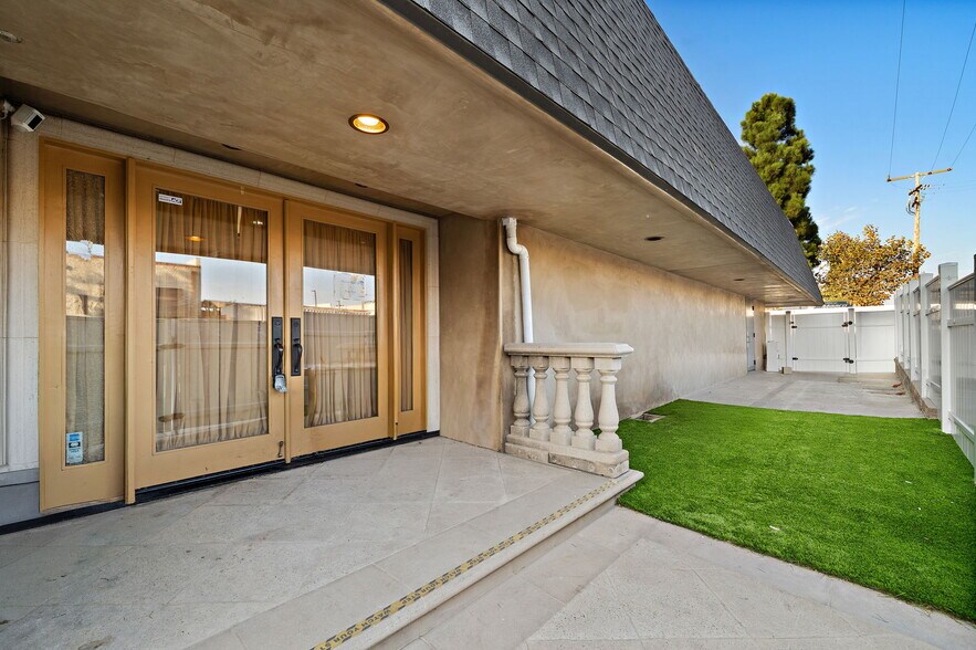 More Photos Of 23201 Orange Ave, Lake Forest Flex For Sale