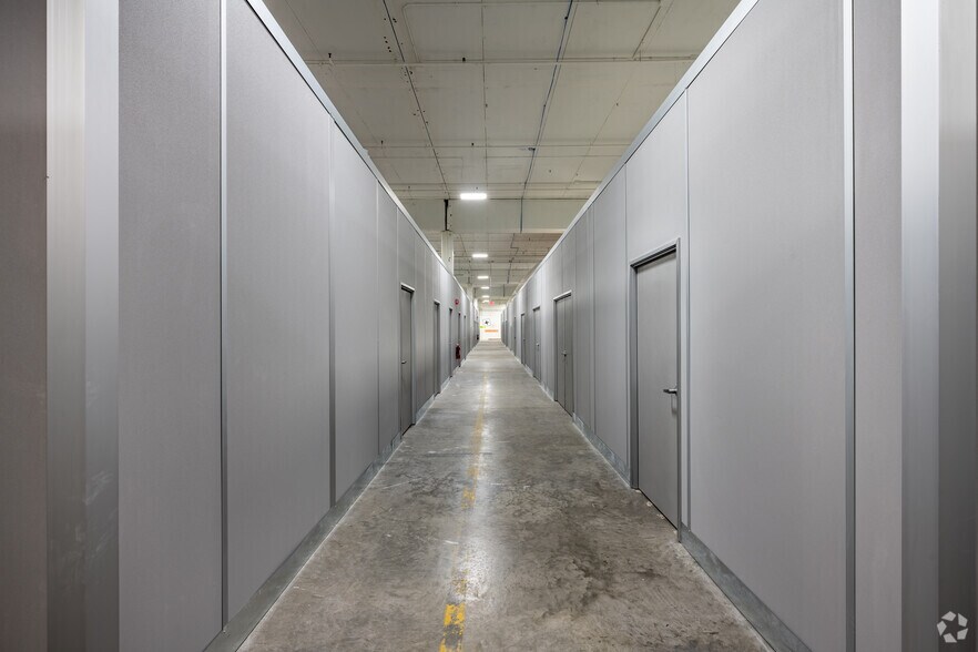 More Photos Of 4440 W Round Lake Rd, Arden Hills Warehouse For Lease