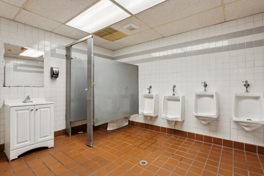 More Photos Of 1900 S Christopher Columbus Blvd, Philadelphia Freestanding For Sale