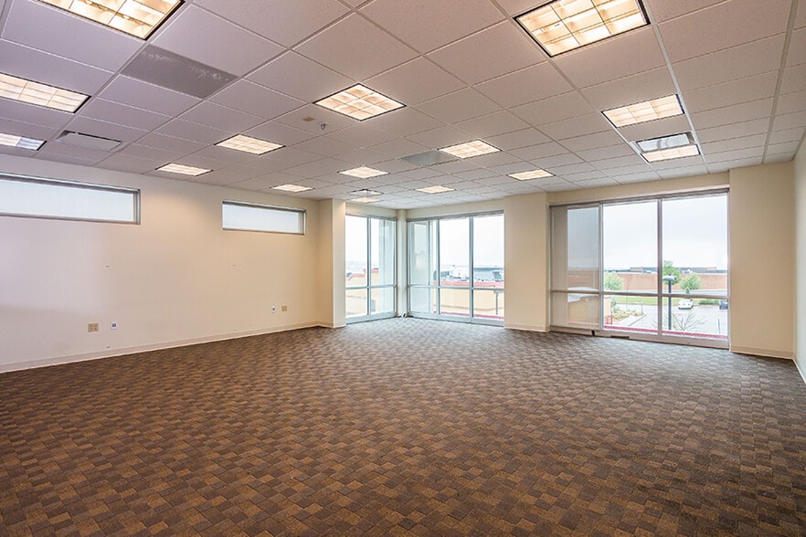 More Photos Of 5706 S Carefree Cir, Colorado Springs Auto Repair For Lease