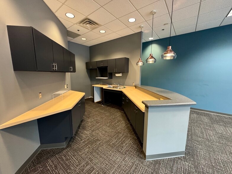 More Photos Of 801 N Perryville Rd, Rockford Freestanding For Lease