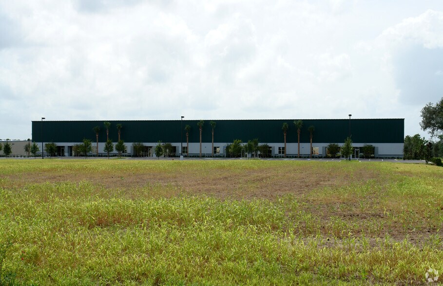More Photos Of 1750-1764 Business Center Ln, Kissimmee Distribution For Lease