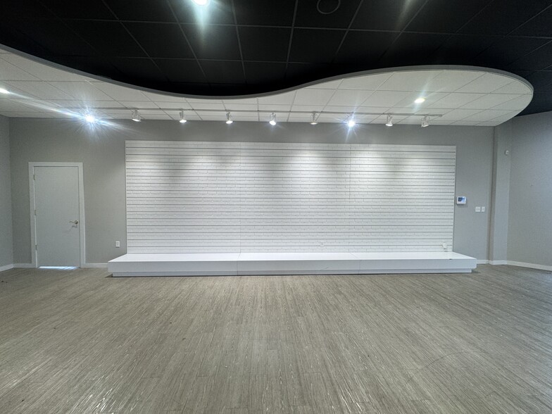 More Photos Of 2425 Scottsville Rd, Bowling Green Storefront Retail Office For Lease