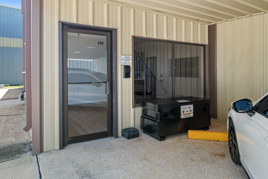 More Photos Of 18000 Groschke Rd, Houston Airplane Hangar For Lease