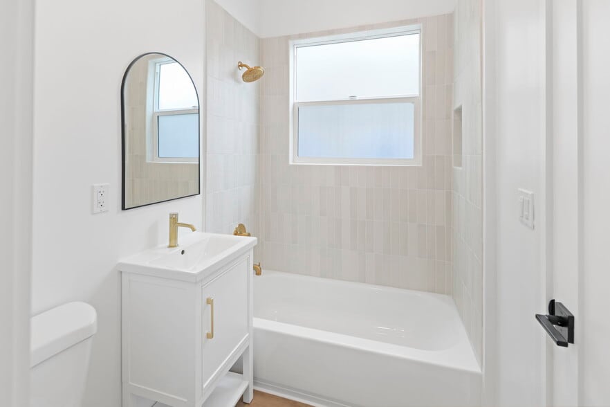 More Photos Of 1827 E 4th St, Long Beach Apartments For Sale