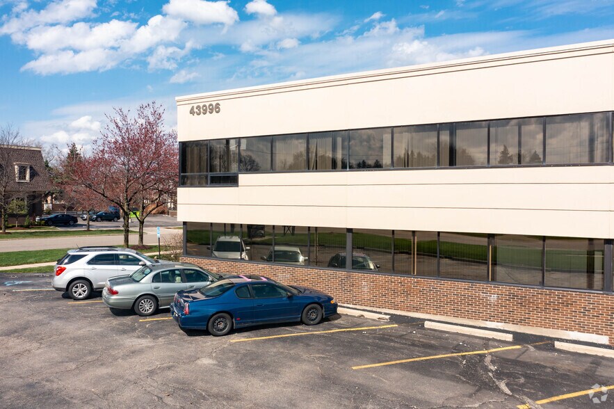 More Photos Of 43996 Woodward Ave, Bloomfield Hills Medical For Lease