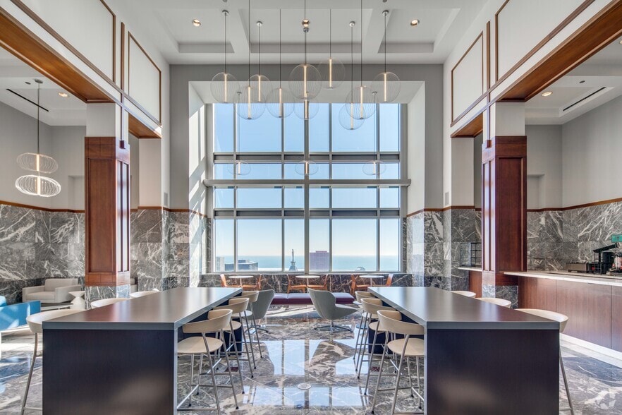 More Photos Of 311 S Wacker Dr, Chicago Office For Lease