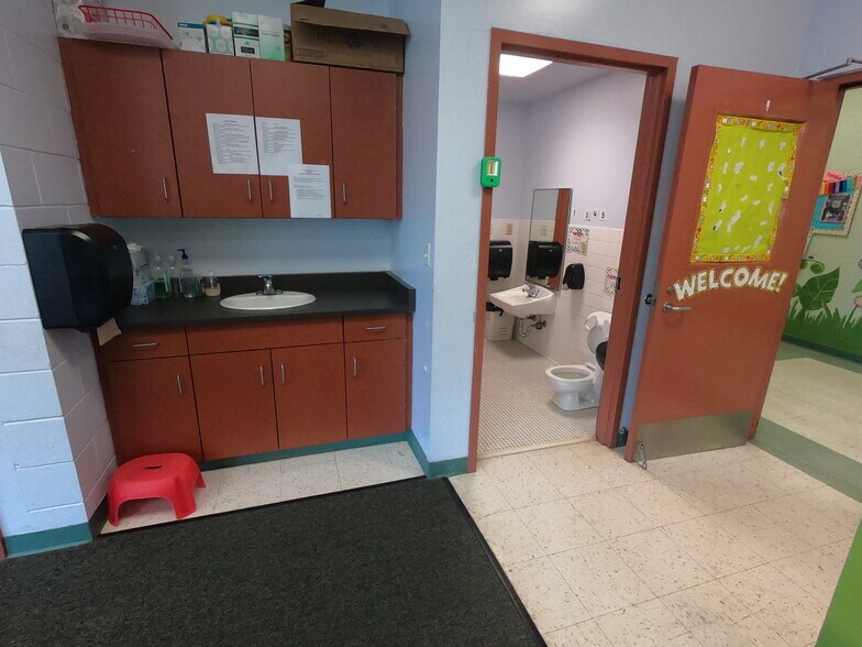 More Photos Of 260 Edmund Ave, Saint Paul Schools For Lease