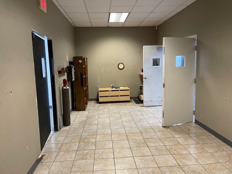 More Photos Of 3318 Mercer University Dr, Macon-Bibb Freestanding For Lease