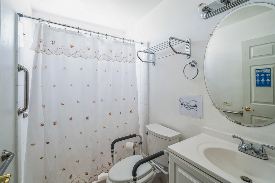 More Photos Of 142 W Columbia Rd, Thousand Oaks Healthcare For Sale