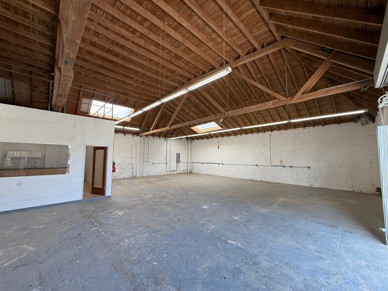 Primary Photo Of 1602 W 39th Pl, Los Angeles Warehouse For Lease