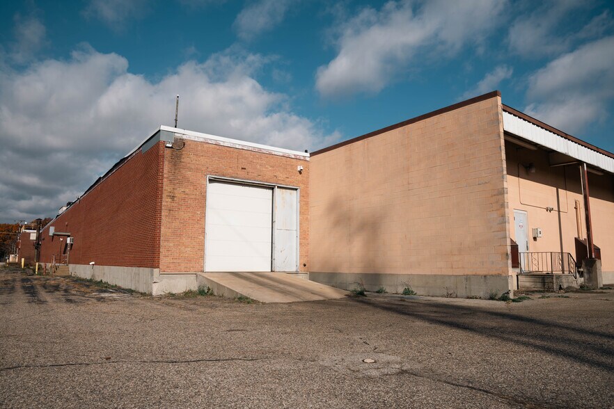 More Photos Of 1185 E Keating Ave, Muskegon Manufacturing For Sale