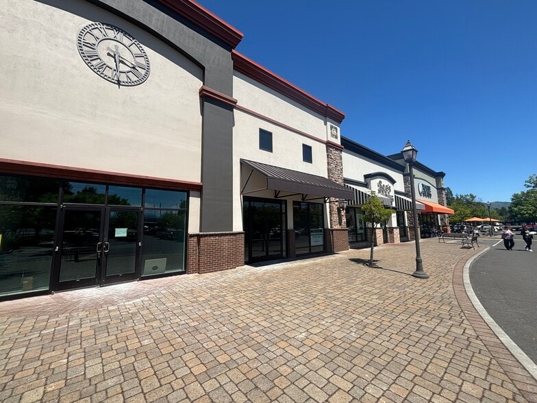 More Photos Of 1251 E McAndrews, Medford Restaurant For Lease