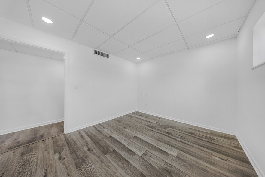 More Photos Of 7550 W 2nd Ct, Hialeah Warehouse For Lease