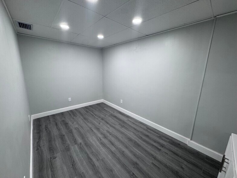 More Photos Of 2700 S Tamiami Trl, Sarasota Medical For Lease