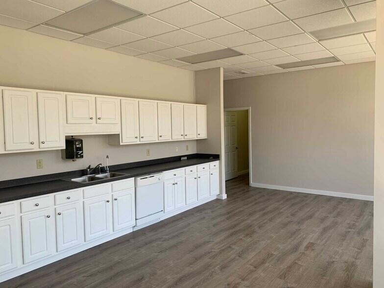 More Photos Of 3046 Matlock Dr NW, Kennesaw Warehouse For Lease
