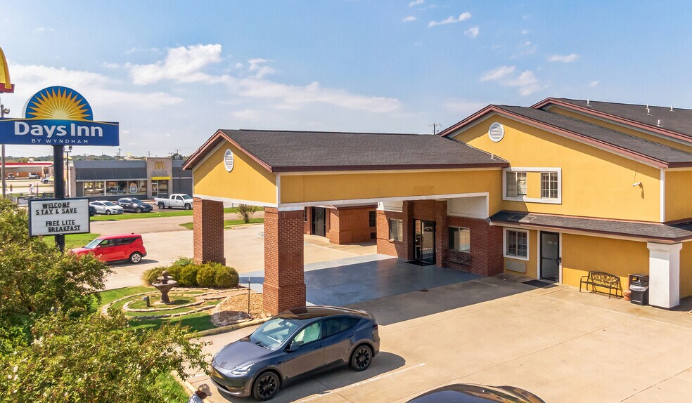 Primary Photo Of 912 US Highway 65/82 South, Lake Village Hotel For Sale