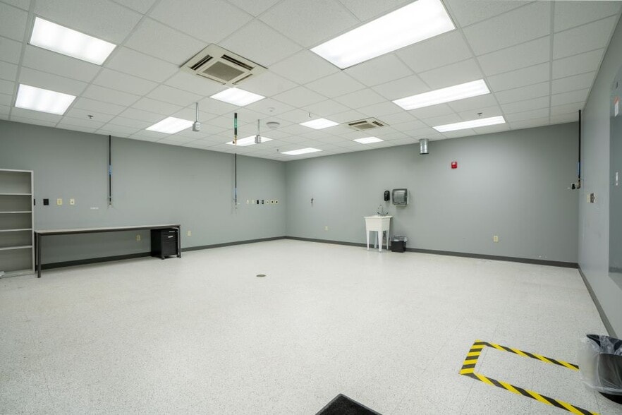 More Photos Of 900 W Indiana St, Evansville Distribution For Sale