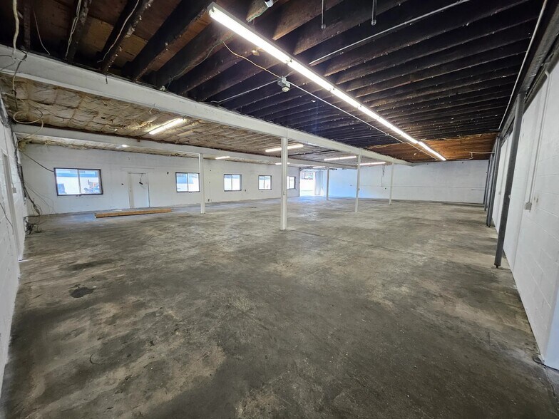 More Photos Of 1433 W Lark Industrial Dr, Fenton Warehouse For Sale