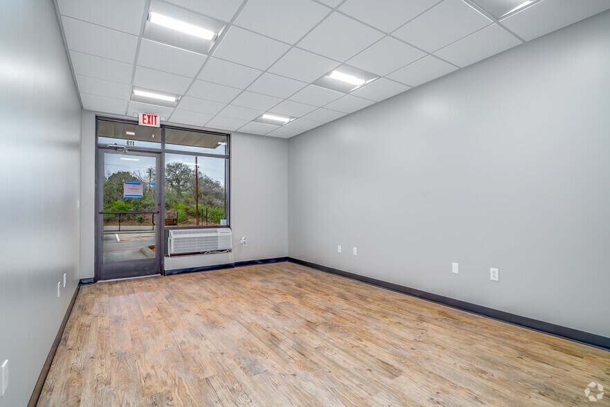 More Photos Of 3822 SE Military Dr, San Antonio Unknown For Lease