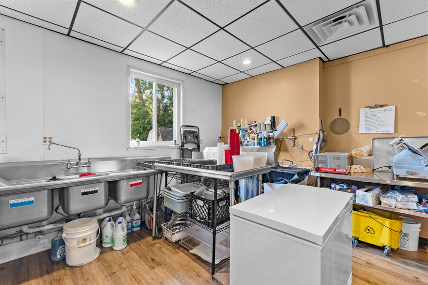 More Photos Of 25 W Tywappity St, Benton Restaurant For Sale