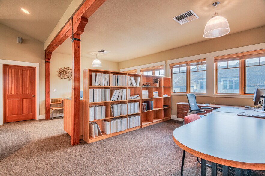 More Photos Of 257 S Pine St, Sisters Office For Sale