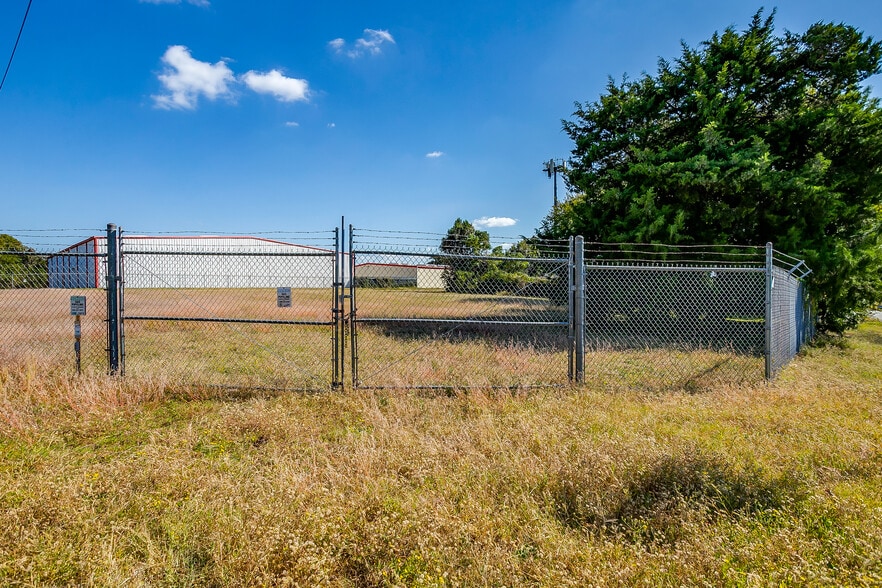 More Photos Of 1841 W Division St, Arlington Warehouse For Sale