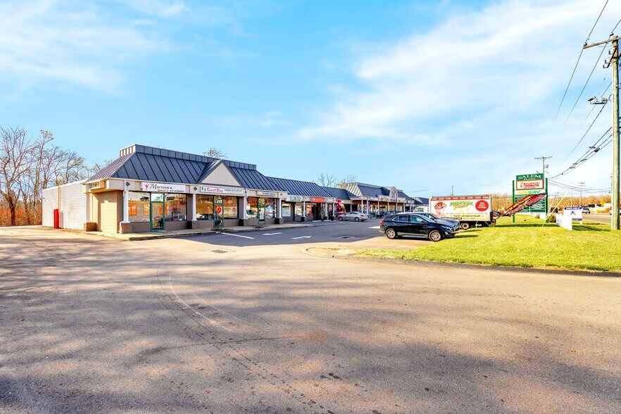 More Photos Of 1 New London Rd, Salem Unknown For Lease