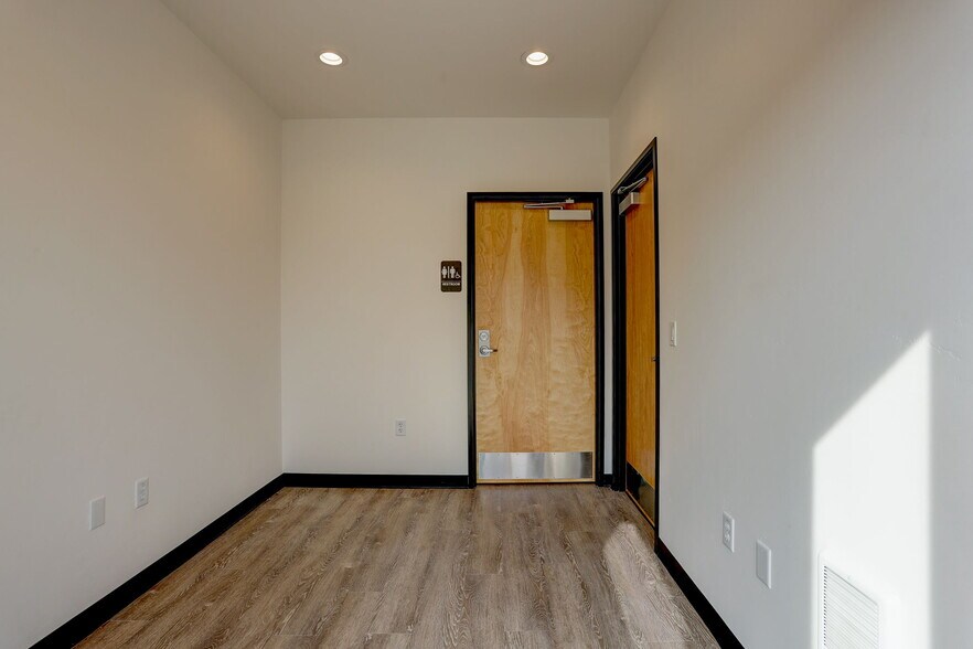 More Photos Of 2160 SW Badger Ave, Redmond Warehouse For Lease