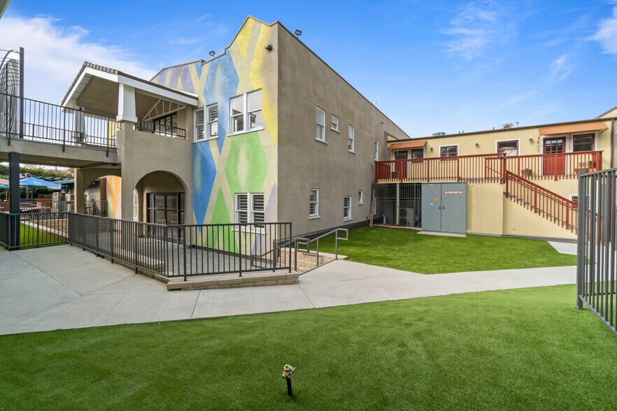 More Photos Of 1605 Ocean Front Walk, Santa Monica Storefront For Lease