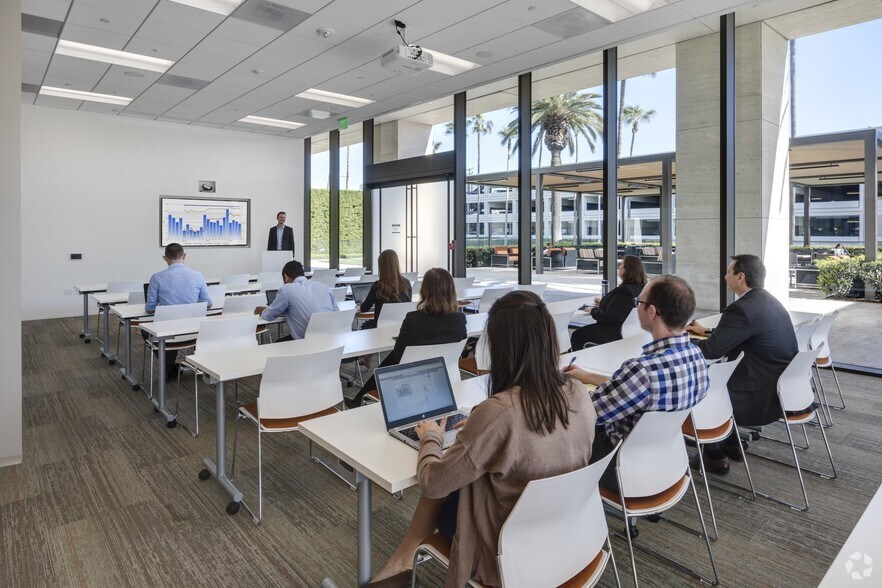 More Photos Of 11111 Santa Monica Blvd, Los Angeles Office For Lease