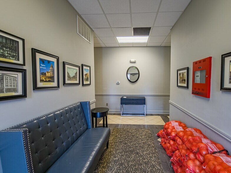 More Photos Of 806 US-82, Tifton Office For Sale