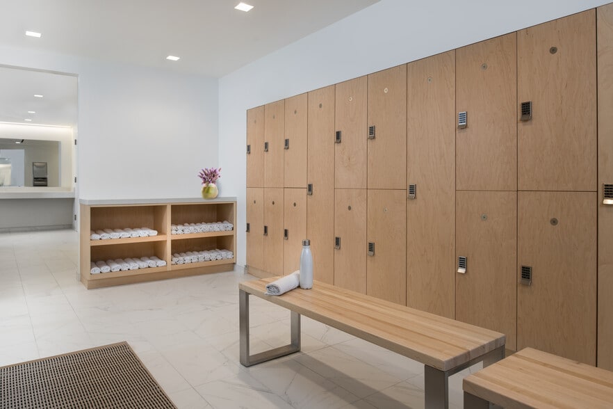 More Photos Of 2033 K St NW, Washington Office For Lease