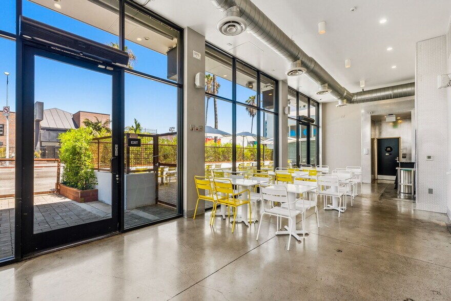More Photos Of 465 N Fairfax Ave, Los Angeles Fast Food For Lease