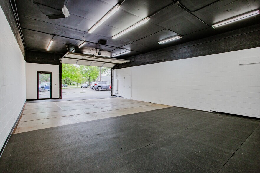 More Photos Of 831 W Touhy Ave, Park Ridge Storefront For Lease