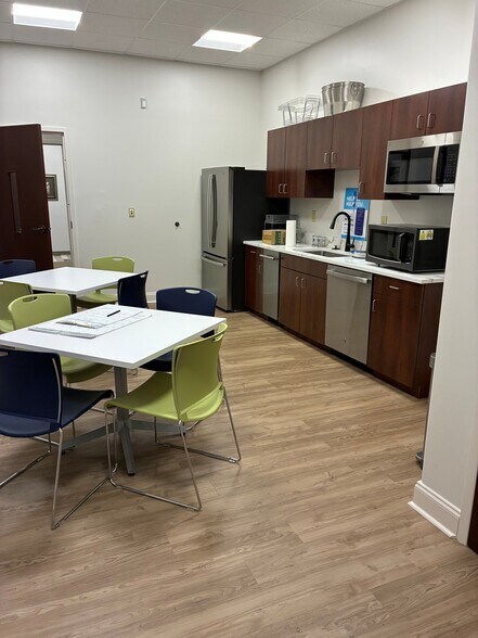 More Photos Of 5880 Ridge Bend Rd, Memphis Office For Sale