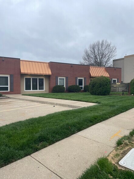 More Photos Of 1201 W College St, Liberty Office For Lease