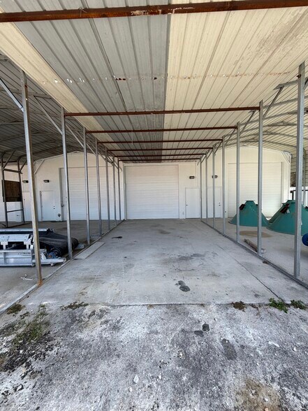 More Photos Of 2700 Evans Ave, Fort Myers Light Manufacturing For Lease