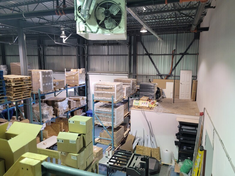 More Photos Of 10 Rue Gaston-Dumoulin, Blainville Light Distribution For Lease
