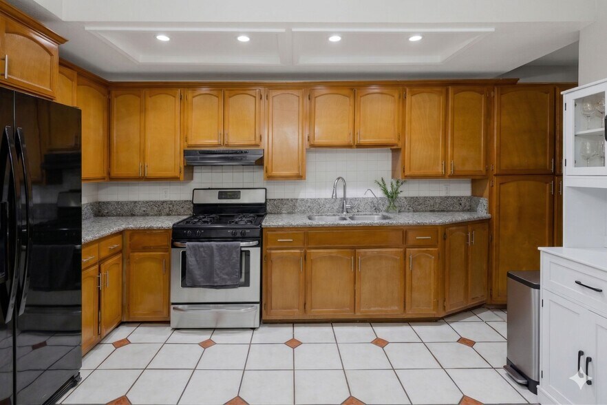 More Photos Of 2822 S La Salle Ave, Los Angeles Apartments For Sale