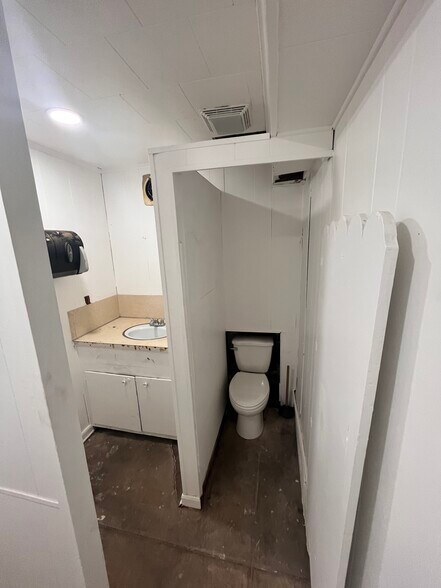 More Photos Of 400 Procter St, Port Arthur Warehouse For Lease