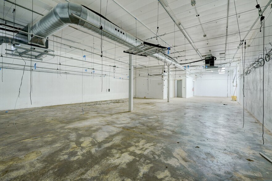 More Photos Of 36 NE 36th St, Oklahoma City Manufacturing For Lease