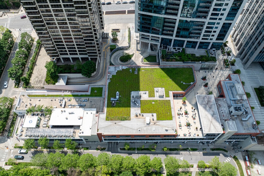 More Photos Of 333 E Benton Pl, Chicago Freestanding For Sale