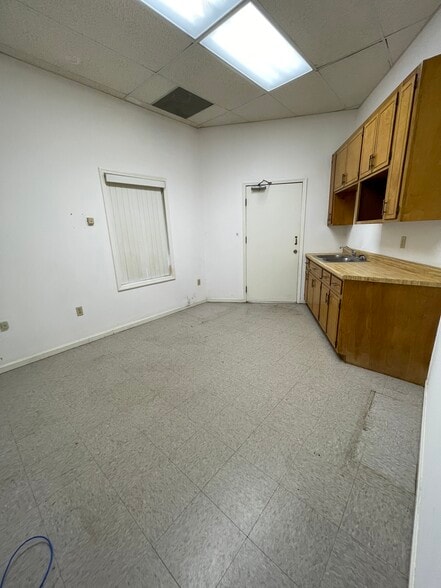 More Photos Of 702 Chastain Blvd W, Glencoe Warehouse For Lease