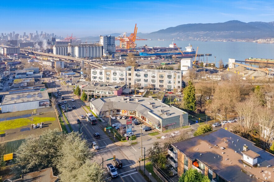 More Photos Of 2073-2099 Dundas St, Vancouver Fast Food For Lease