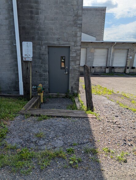 More Photos Of 40 S Third St, Walnutport Warehouse For Lease