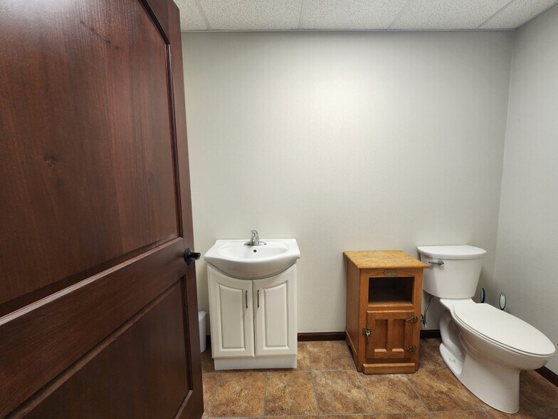 More Photos Of 702 S Delaware Ave, Mason City Light Manufacturing For Lease