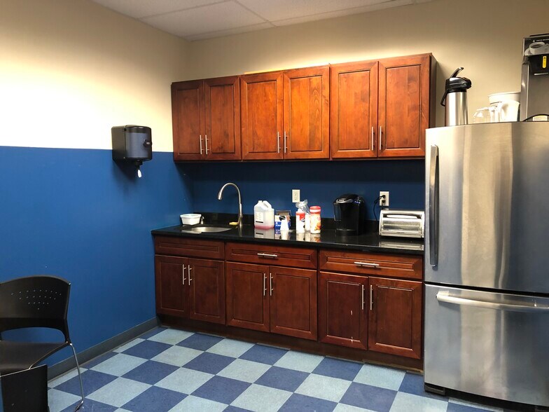 More Photos Of 5 Lexington Ave, East Brunswick Warehouse For Lease